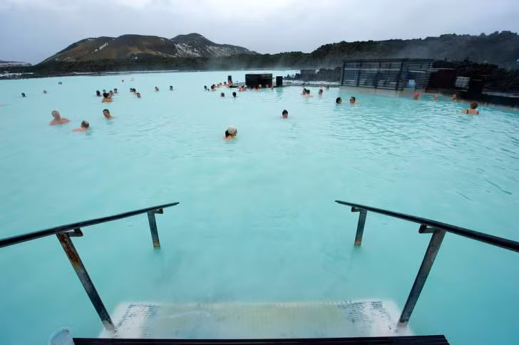 Silica có trong nước hồ cũng chính là nguyên nhân làm cho Blue Lagoon luôn có màu xanh ngọc tuyệt đẹp.