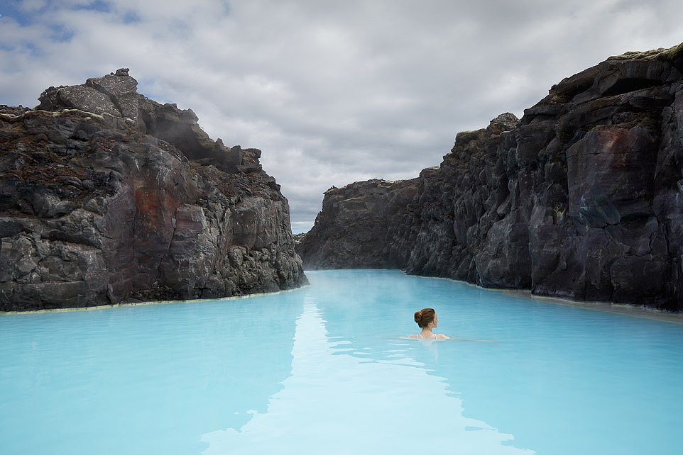 Blue Lagoon cách sân bay quốc tế Keflavik 20 km và cách thủ đô Reykjavik 39 km. Điều này thuận lợi cho du khách ghé thăm địa điểm du lịch nổi tiếng thế giới.