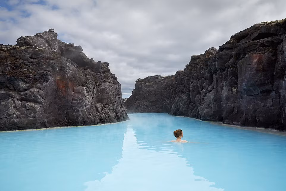 Blue Lagoon cách sân bay quốc tế Keflavik 20 km và cách thủ đô Reykjavik 39 km. Điều này thuận lợi cho du khách ghé thăm địa điểm du lịch nổi tiếng thế giới.