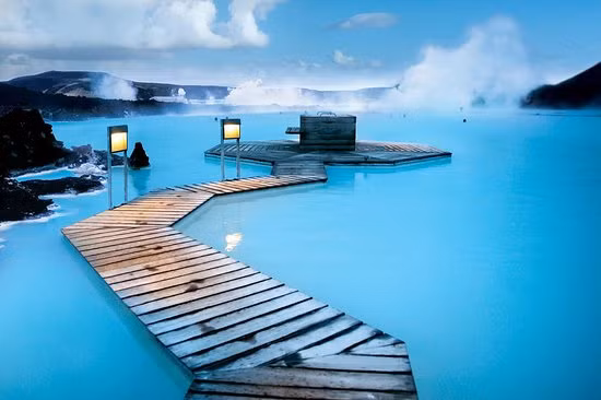 Khi màn đêm buông xuống, Blue Lagoon càng trở nên đẹp và cuốn hút hơn khi những dải cực quang huyền ảo xuất hiện trên bầu trời đêm.