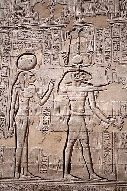 Không chỉ tạo ra con người, thần Khnum còn tạo ra một số vị thần khác. Vì vậy, Khnum được đánh giá là một vị thần quyền lực và có sức mạnh phi thường.