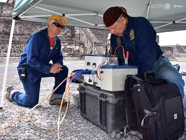 Nếu không cẩn thận thì các phương tiện, máy móc của giới khảo cổ có thể làm hư hại kim tự tháp Mặt Trăng cũng như các công trình dưới lòng đất. Vì vậy, các nhà khoa học đang cố gắng tìm ra phương án tối ưu nhất để tiếp cận đường hầm bí mật nhằm tránh gây ra thiệt hại cho kiến trúc cổ xưa này. Mời độc giả xem video: Phá kim tự tháp hơn 2.000 tuổi để lấy đá làm đường. Nguồn: VTC14.