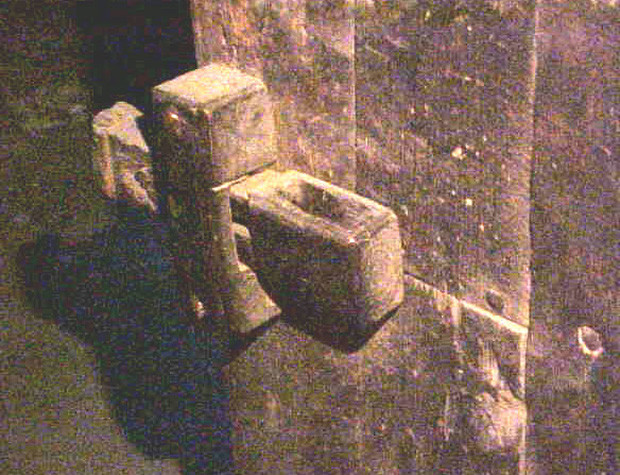 Loại khóa cửa do người Ai Cập sáng chế có chiều dài hơn 0,5 m nên kích thước chìa khóa cũng lớn.