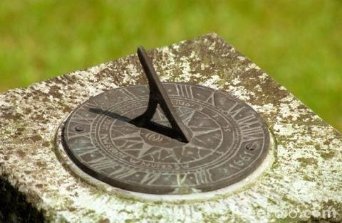 Khi đến giữa trưa, người ta xoay đồng hồ 180 độ để chỉ giờ chiều. Về sau, người Ai Cập phát triển loại đồng hồ mặt trời có thể quay 360 độ.