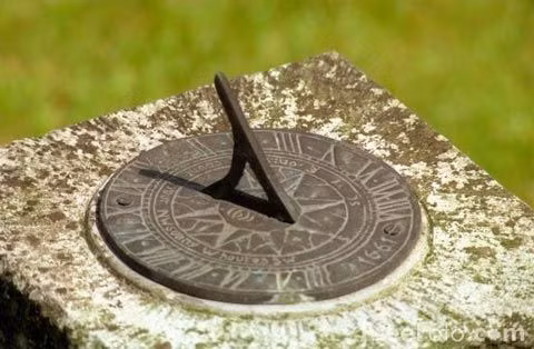 Khi đến giữa trưa, người ta xoay đồng hồ 180 độ để chỉ giờ chiều. Về sau, người Ai Cập phát triển loại đồng hồ mặt trời có thể quay 360 độ.