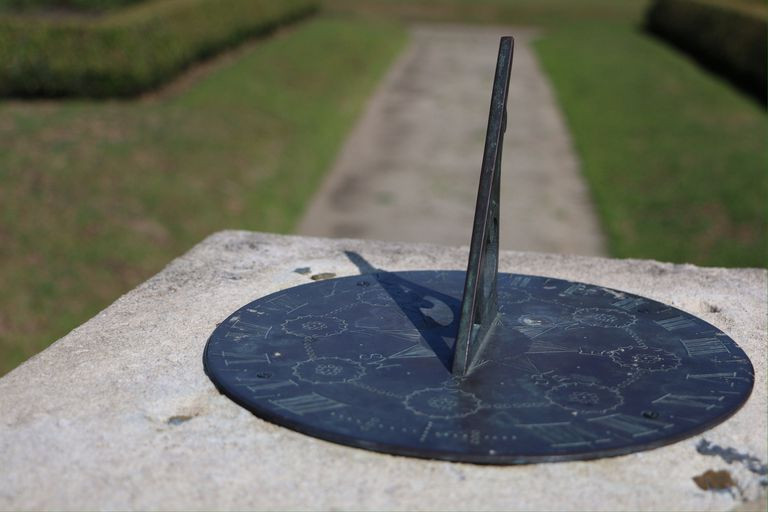 Thế nhưng loại đồng hồ này có nhược điểm là không hoạt động vào buổi tối hay những ngày âm u không có ánh sáng Mặt trời.