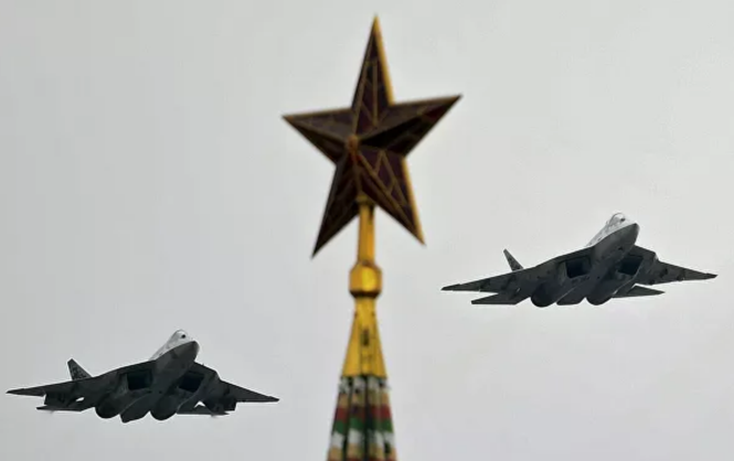 Dẫn đầu nhóm trực thăng là trực thăng vận tải quân sự hạng nặng Mi-26 và 4 máy bay phản lực đa năng Mi-8AMTS. Tiếp theo là Mi-35M, “Cá sấu” K-52 và “Thợ săn đêm” Mi-28N. Ảnh: RIA