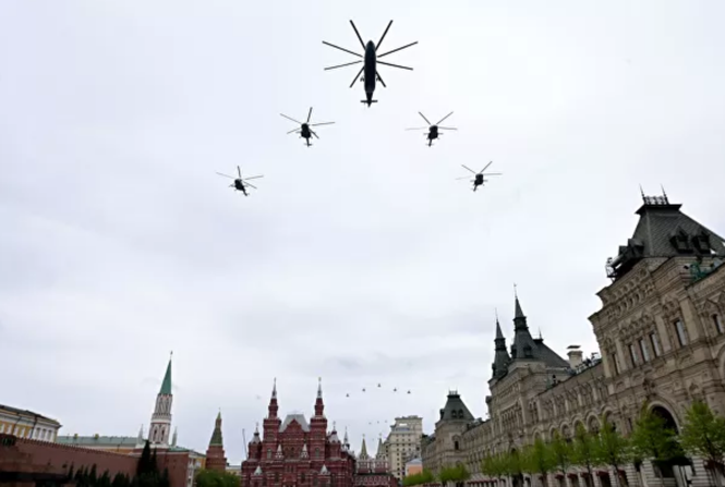 Tại thủ đô Moscow, 75 máy bay và trực thăng chiến đấu đã cùng bay qua Quảng trường Đỏ. Ảnh: RIA