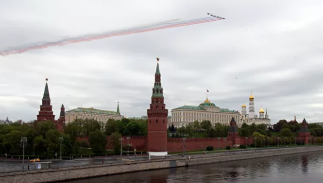 Ngoài ra, buổi trình diễn còn có sự góp mặt của 5 máy bay chiến đấu thế hệ thứ tư MiG-29SMT, máy bay ném bom Su-24M và 4 tiêm kích đánh chặn MiG-31K được trang bị hệ thống tên lửa siêu thanh Dagger. Máy bay chiến đấu tàng hình thế hệ thứ năm Su-57, máy bay ném bom chiến đấu Su-34, máy bay chiến đấu Su-35S và Su-30SM cũng xuất hiện. Ảnh: RIA