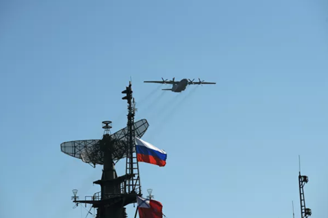 Tại St.Petersburg, màn trình diễn có sự góp mặt của máy bay Su-35S, máy bay chiến đấu Su-30SM, máy bay ném bom Su-34, tiêm kích đánh chặn MiG-31, máy bay và trực thăng vận tải quân sự An-12 và An-26. Ảnh: RIA. Video Cận cảnh lễ diễu binh trên không kỷ niệm 75 năm Chiến thắng Phát xít tại Nga - Nguồn: VTC