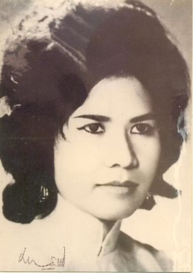 Năm 1949, Bảo Đại về nước giữ chức Quốc trưởng và có một mối tình với cô gái Huế tên là Lê Thị Phi Ánh (trong ảnh). Hai người gặp nhau tại Đà Lạt và bà sinh 2 người con cho ông. Giống như những phụ nữ khác đi qua đời cựu hoàng Bảo Đại, Phi Ánh chỉ ở bên ông một thời gian.