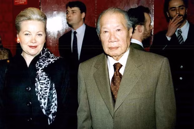 Một năm sau, Bảo Đại làm đám cưới chính thức và có giấy hôn thú với Monique Baudot. Theo đó, bà là một trong 2 người vợ chính thức của Bảo Đại. Bà chăm sóc Bảo Đại cho đến khi ông qua đời năm 1997. Mời độc giả xem video: Hòa Minzy kể chuyện tình buồn của Nam Phương Hoàng Hậu. Nguồn: VTC Now.