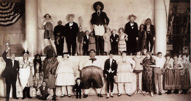 Dù vậy, Bibrowski sử dụng đặc điểm cơ thể khác thường của bản thân để tham gia biểu diễn trong gánh xiếc để có tiền trang trải cuộc sống.