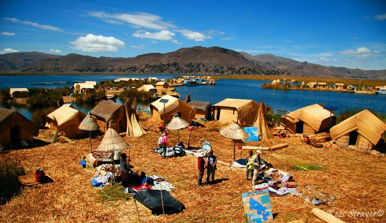 Người Uros sống bằng nghề đánh cá, dệt vải, săn bắn hải âu, vịt trời... Đặc biệt, họ có nguồn thu không nhỏ từ hoạt động du lịch.