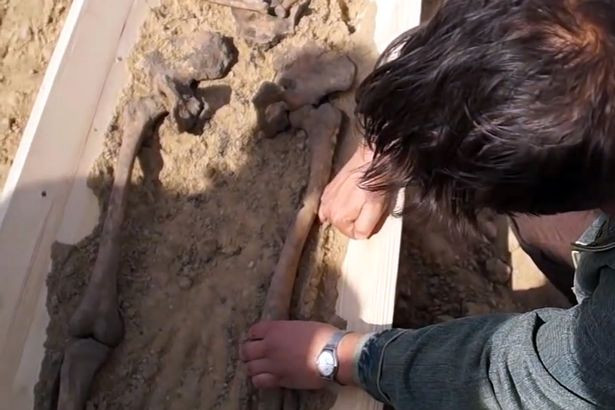 Cụ thể, các nhà khảo cổ tìm thấy hài cốt "ma cà rồng" được chôn trong tư thế có hòn đá đặt ở miệng, một chiếc cọc đâm thủng xương đùi, chân bị trói bằng dây xích hay có lưỡi liềm ở cổ và hông.