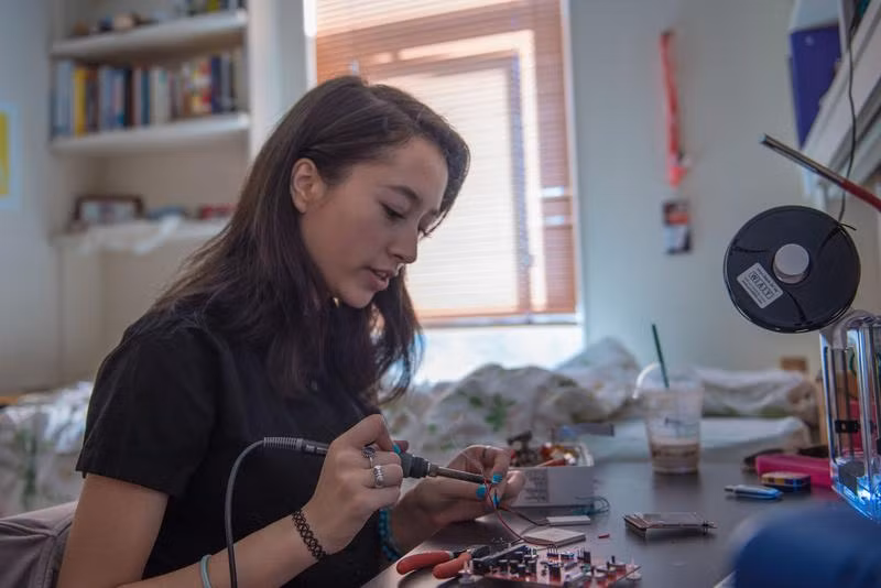 Makosinski nảy ra ý tưởng độc đáo trên sau khi trò chuyện với người bạn sống ở Philippines. Người bạn này kể rằng không thể làm được bài tập về nhà do mất điện.