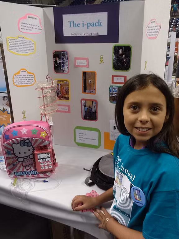 Bộ máy và ống truyền được gắn lên ba lô đã giúp Simonds cũng như nhiều trẻ em mắc ung thư trên toàn thế giới có thể xạ trị và truyền hóa chất trong khi di chuyển như người bình thường mà không gặp phải sự bất tiện.