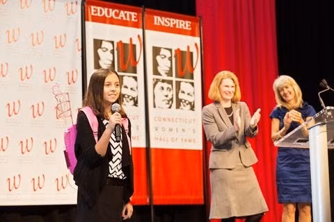 Ba lô đặc biệt trên do Simonds sáng chế có nhiều màu sắc khác nhau giúp trẻ em có nhiều sự lựa chọn. Với phát minh này, Simonds giành được một số giải thưởng, bao gồm Giải thưởng sáng chế tại hội nghị phát minh UConn.