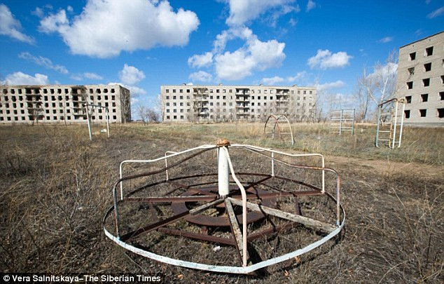 Sau khi tìm ra nguyên nhân khiến người dân ở Kalachi ngủ mê man nhiều ngày, giới chức trách địa phương lên kế hoạch sơ tán người dân đến nơi ở mới. Chính phủ Kazakhstan cũng hỗ trợ chi phí để người dân Kalachi chuyển đến nơi khác sinh sống và cải thiện tình trạng sức khỏe. Mời độc giả xem video: Ngôi làng ở "tận cùng Trái đất". Nguồn: VTC14.