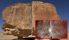 Nhiều chuyên gia, nhà khoa học tò mò không biết đường cắt chia đôi khối đá Al Naslaa có từ bao giờ. Liệu tảng đá này bị chia làm hai là do tự nhiên hay do bàn tay con người?