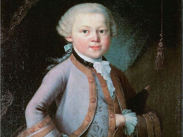 Wolfgang Amadeus Mozart là thiên tài âm nhạc nổi tiếng thế giới. Ông viết bản giao hưởng đầu tiên khi mới 8 tuổi. Với tài năng âm nhạc thiên bẩm, Mozart đi lưu diễn khắp châu Âu, trong đó biểu diễn cho hoàng gia nhiều nước.