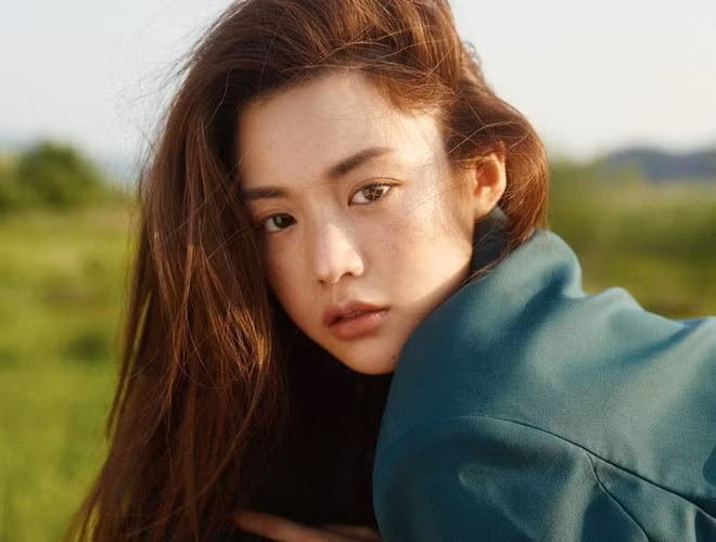 Để thoát khỏi những lời mỉa mai, miệt thị, Go Youn Jung đã quyết tâm phẫu thuật thẩm mỹ và nhận được sự ủng hộ của gia đình