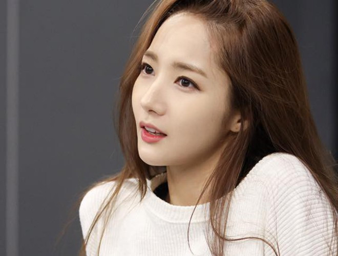 Đứng trước những luồng ý kiến trái chiều, Park Min Young đã không ngần ngại công khai chuyện “dao kéo” của bản thân