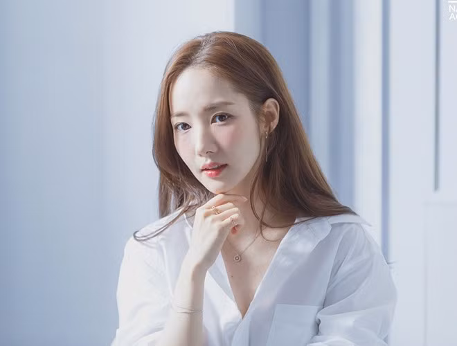 Với nhan sắc xinh đẹp cùng lối diễn xuất tự nhiên, cô đã góp mặt trong nhiều bộ phim đình đám như: Gia đình là số 1, Chuyện tình ở Sungkyunkwan, Thợ săn thành phố…