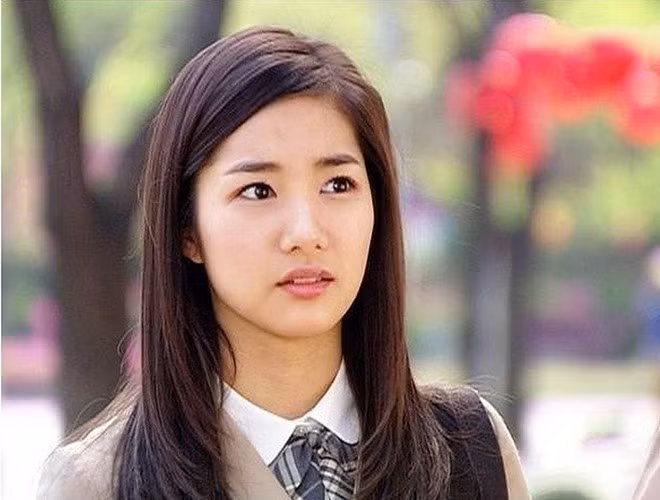 Năm 2006, sau thành công vang dội của “Gia đình là số 1”, Park Min Young bị cư dân mạng đào bới lại ảnh cũ và tố cô phẫu thuật thẩm mỹ