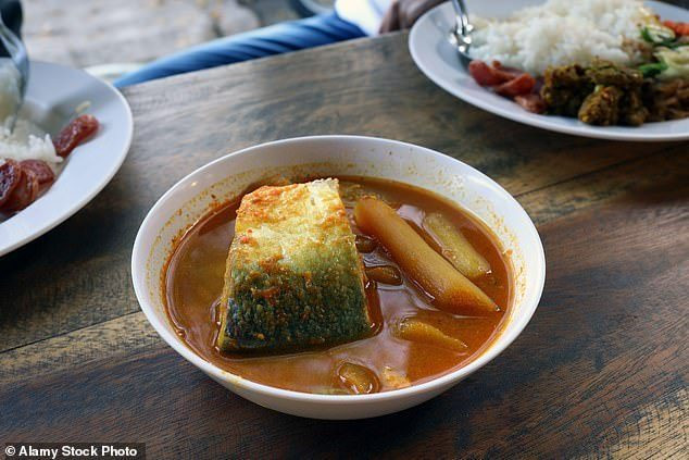 Cụ thể, Hussein rất thích ăn cá. Ông ta có thể ăn cá vào bất cứ lúc nào trong ngày. Cá càng tươi thì Hussein càng thích chúng được chế biến thành món ăn và thưởng thức sớm nhất.