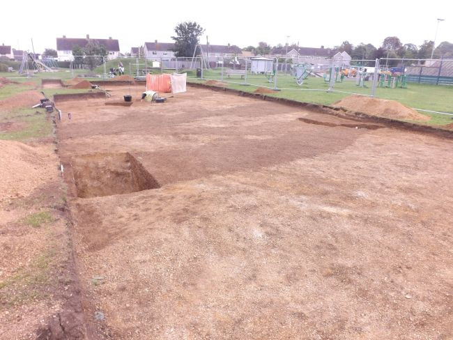 Người xưa thực hiện tập tục hiến tế với đối tượng được chọn là pháp sư. Người pháp sư này khoảng 50 - 60 tuổi trở thành đối tượng hiến tế để dẫn dắt tinh thần cho người đứng đầu bộ lạc sang thế giới bên kia thuận lợi hơn.