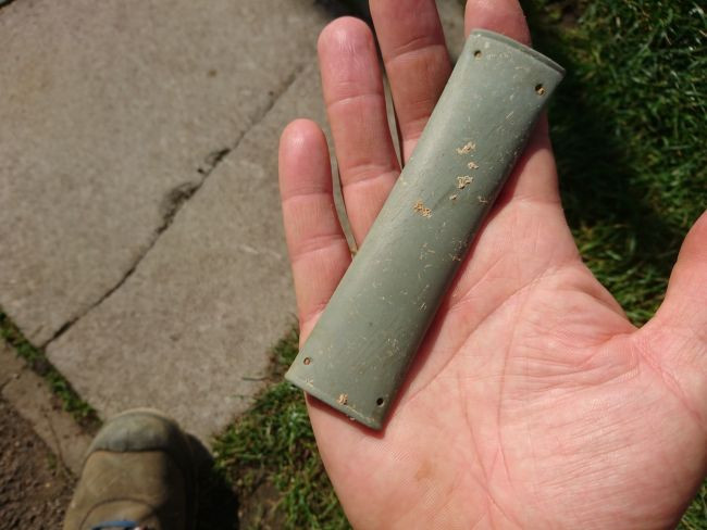 Đặc biệt, ngoài thi hài tù trưởng trong ngôi mộ cổ, thi thể của một pháp sư được tìm thấy. Hài cốt pháp sư ở trong tư thế quỳ hướng về phía tù trưởng ở cách đó khoảng 2 m.