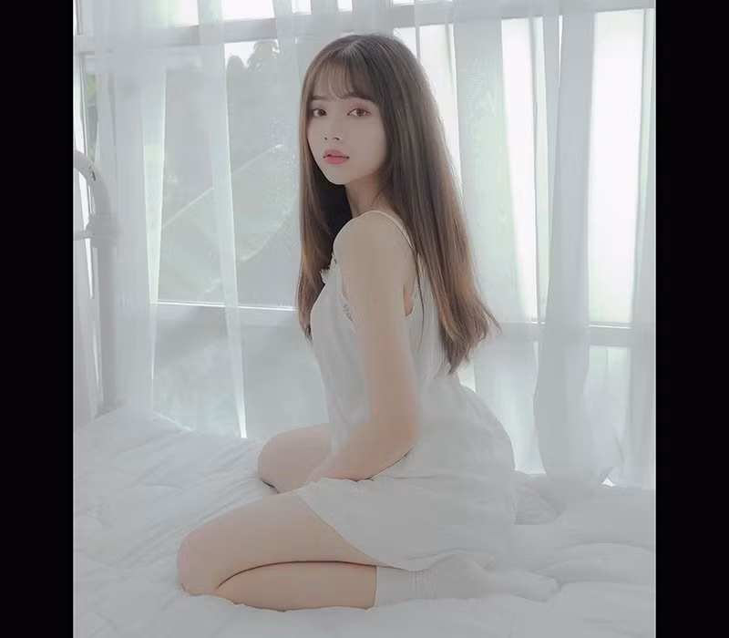 Đường cong nóng bỏng lại sở hữu gương mặt thiên thần, Lê Lý Lan Hương luôn là mỹ nhân được săn đón nhất các trang mạng xã hội.