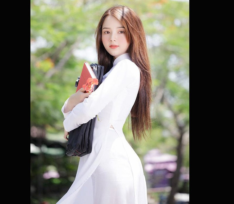 Vẻ đẹp đường cong của Lan Hương được khai thác triệt để khi cô diện bikini hay áo dài trắng nữ sinh thướt tha.