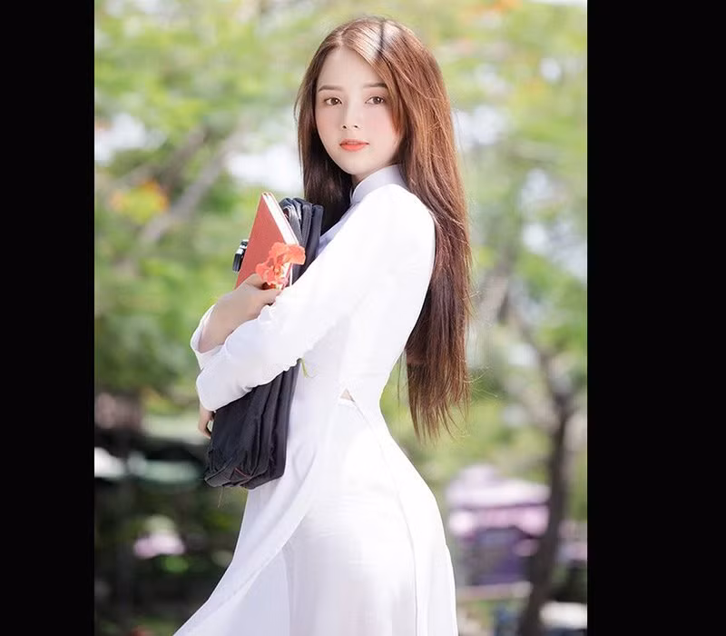 Vẻ đẹp đường cong của Lan Hương được khai thác triệt để khi cô diện bikini hay áo dài trắng nữ sinh thướt tha.