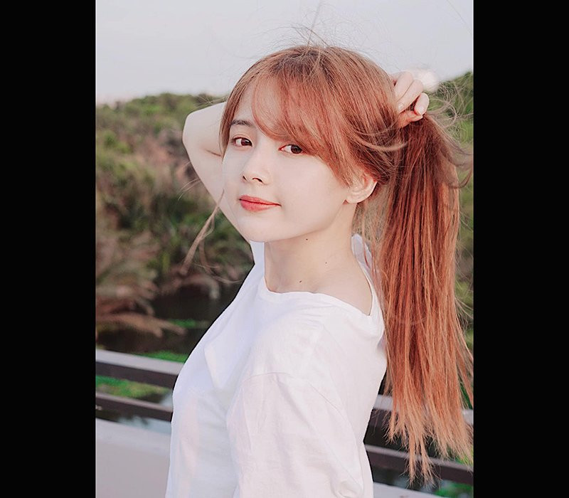 Hot girl ảnh thẻ làm mạng xã hội điên đảo một thời Lê Lý Lan Hương, được xem là một hiện tượng nhan sắc của giới hot girl Việt Nam.