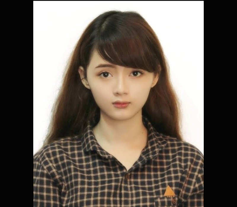 Vẻ đẹp dịu dàng, trong sáng như ánh nắng sớm mai của nữ sinh 9X, cô nàng nhanh chóng được nhiều người yêu mến, gọi với nickname "hot girl ảnh thẻ".