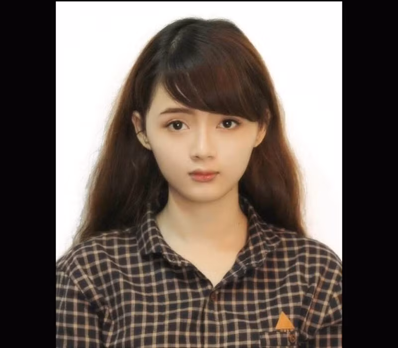 Vẻ đẹp dịu dàng, trong sáng như ánh nắng sớm mai của nữ sinh 9X, cô nàng nhanh chóng được nhiều người yêu mến, gọi với nickname "hot girl ảnh thẻ".