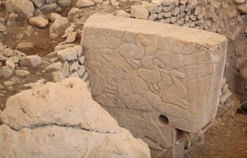 Vào buổi tối, khi đốt lửa, những hình vẽ động vật trên đá sẽ hiện lên rõ ràng, sống động và có chút huyền bí.