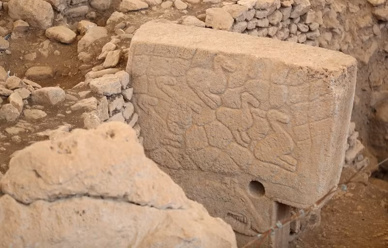 Vào buổi tối, khi đốt lửa, những hình vẽ động vật trên đá sẽ hiện lên rõ ràng, sống động và có chút huyền bí.