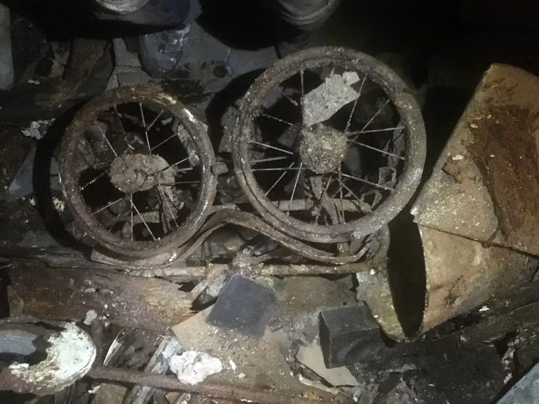 Đường hầm nằm ở độ sâu khoảng 5 m so với mặt đất. Kết cấu này rộng 3 m và cao 3 m.