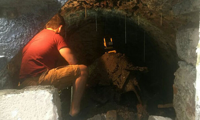 Nhờ vậy, anh Brown biết được rằng đường hầm dưới ngôi nhà mới mua được người chủ từ cách đây 100 năm sử dụng để cất trữ tài sản. Mời độc giả xem video: Cận cảnh đường hầm bí mật cướp ngân hàng ở Ấn Độ. Nguồn: VTC14.