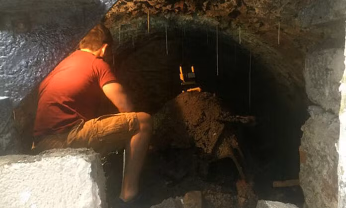 Nhờ vậy, anh Brown biết được rằng đường hầm dưới ngôi nhà mới mua được người chủ từ cách đây 100 năm sử dụng để cất trữ tài sản. Mời độc giả xem video: Cận cảnh đường hầm bí mật cướp ngân hàng ở Ấn Độ. Nguồn: VTC14.