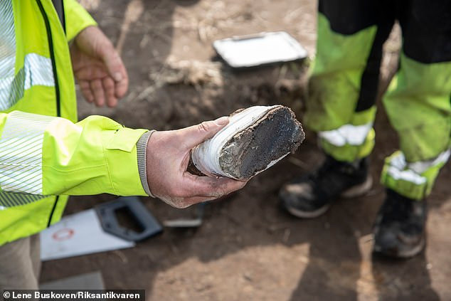 Mộ thuyền là phong tục chôn cất độc đáo của người Viking khi đặt người chết vào một chiếc thuyền rồi đem chôn xuống lòng đất.