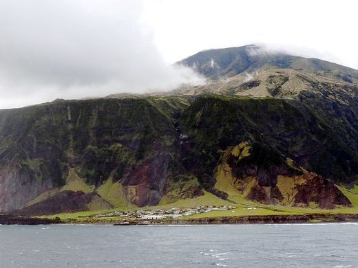 Hòn đảo Tristan da Cunha là lãnh thổ hải ngoại của Anh và nằm trên một hòn đảo núi lửa đang hoạt động ở phía nam Đại Tây Dương, khoảng giữa Nam Phi và Nam Mỹ.