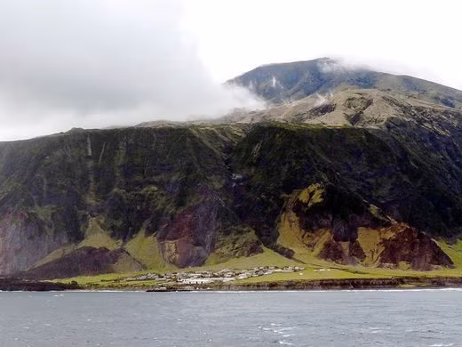 Hòn đảo Tristan da Cunha là lãnh thổ hải ngoại của Anh và nằm trên một hòn đảo núi lửa đang hoạt động ở phía nam Đại Tây Dương, khoảng giữa Nam Phi và Nam Mỹ.