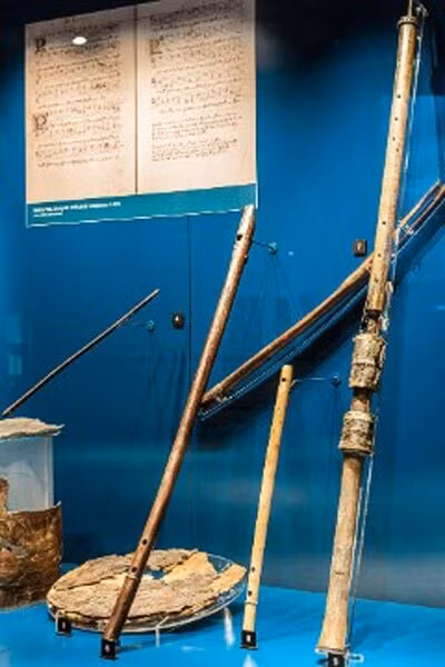 Trong số những hiện vật được tìm thấy trong xác tàu chiến Mary Rose có nhiều khẩu súng đồng có khả năng bắn đạn sắt xa tới 504 m.