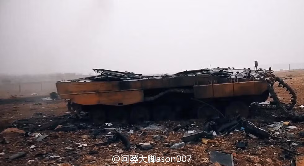 Điều đáng nói là cấp độ phá hủy xe tăng ở mức nghiêm trọng nhất – phần lớn các xe tăng Leopard 2A4 đều bị xé toạc thân xe, bay tháp pháo. Nguồn ảnh: Sina