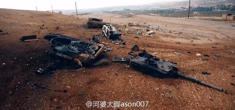 Thậm chí có những chiếc Leopard 2A4 bị xé toạc thân, toàn bộ giáp trước bắn ra khỏi xe, tháp pháo bắn ra sau. Nguồn ảnh: Sina