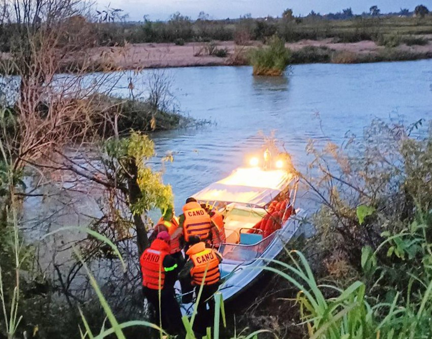  Đi chăn bò, 2 phụ nữ bị nước cuốn tử vong: Tối 10/11, Công an xã Ia Piar (huyện Phú Thiện, Gia Lai) xác nhận đã vớt được thi thể nạn nhân thứ hai bị nước cuốn trôi trên sông Ayun (đoạn qua thôn Plei Gok, xã Ia Piar). Trước đó, khoảng chiều 10/11, trong lúc đi chăn bò gần đoạn sông Ayun, đàn bò bơi qua sông nên chị Y. và N. bơi theo lùa bò về thì xảy ra đuối nước, bị cuốn trôi. Nạn nhân tử vong là chị S.H.Y. (28 tuổi) và S.H.N. (15 tuổi, ngụ thôn Plei Gok, Ia Piar).